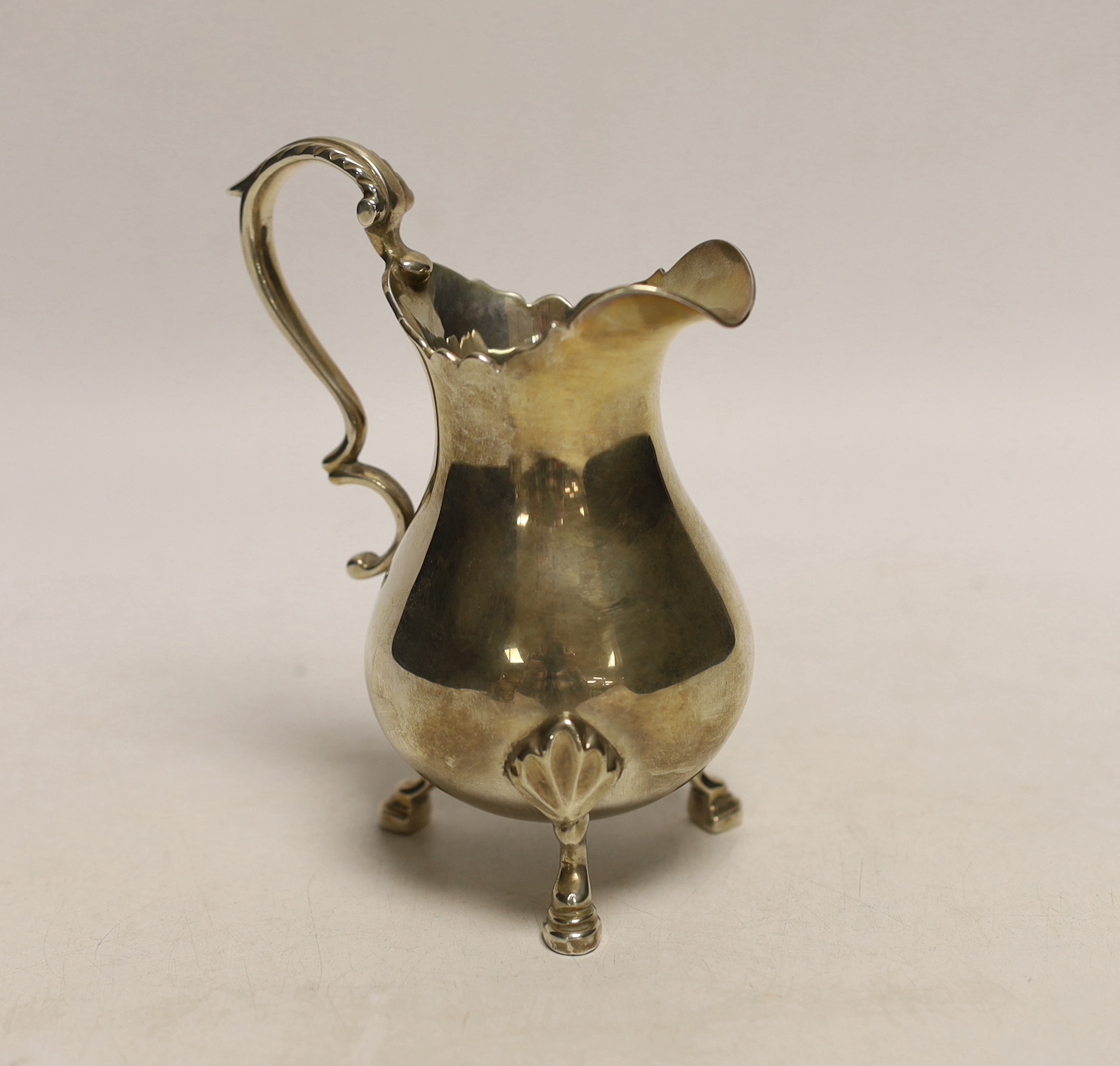 An Elizabeth II silver cream jug, by Rodney Clive Pettit, London, 1992, 6.5 oz.
